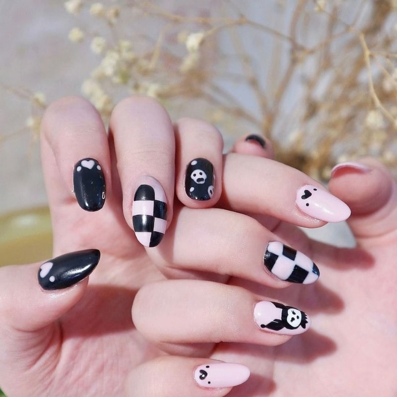 Mẫu nail caro đen trắng kết hợp màu sắc 