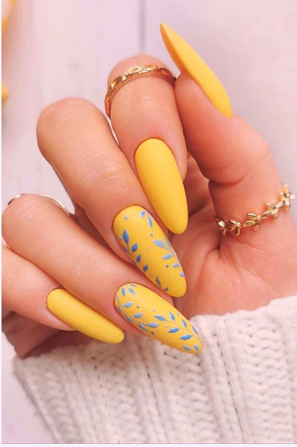 Mẫu nail nhọn màu vàng