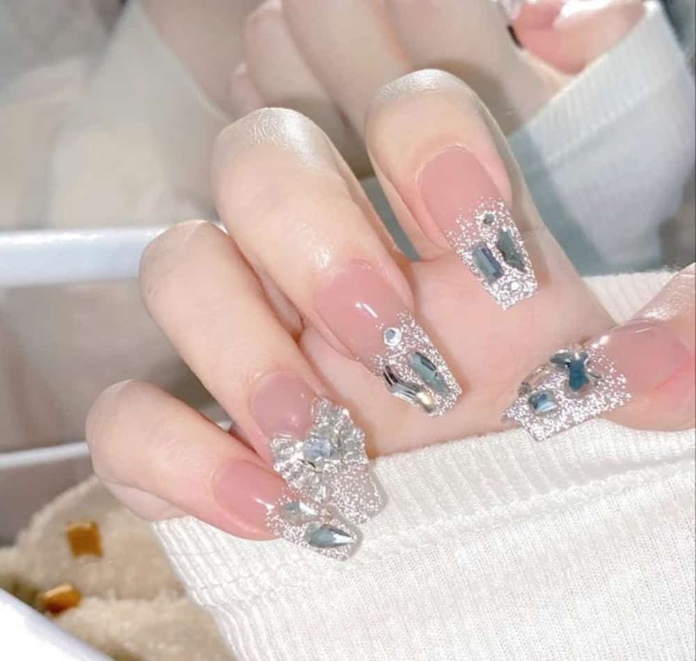 mẫu nail màu hồng nhạt 