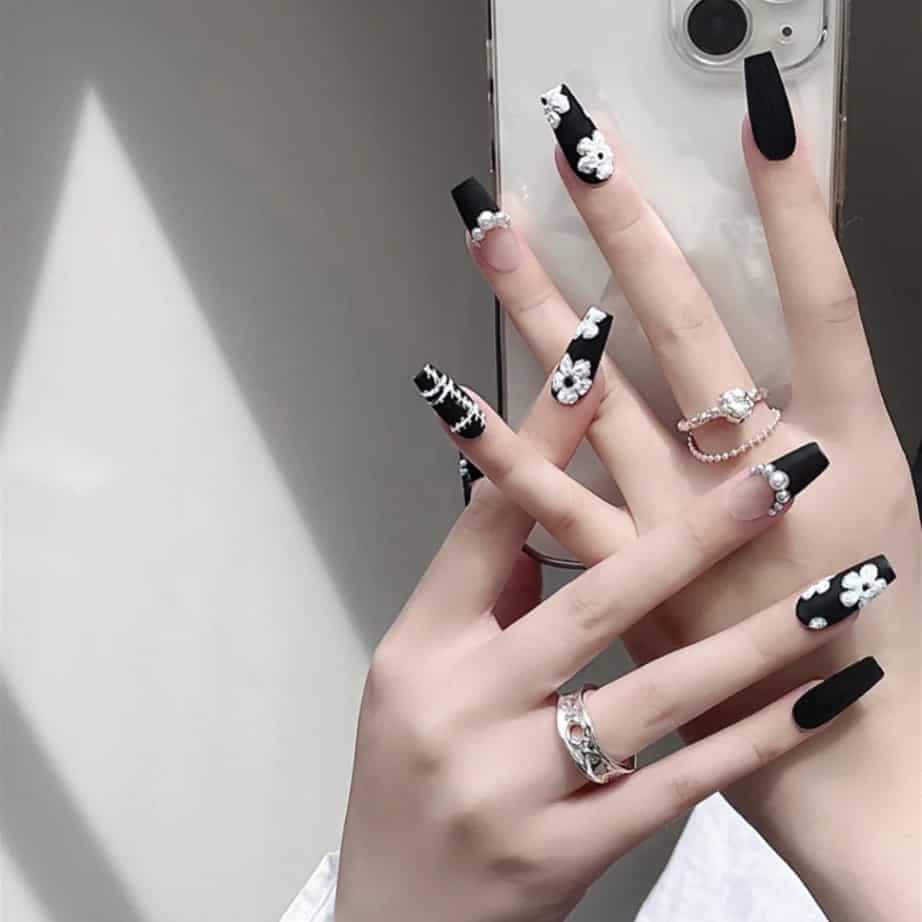 Mẫu nail đen hoạ tiết đơn gảin