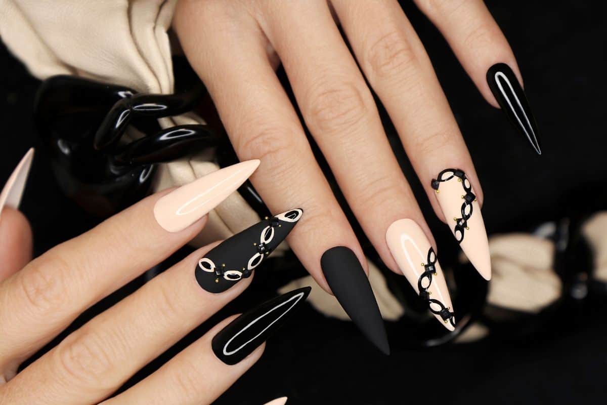 Mẫu nail màu đen phụ kiện 