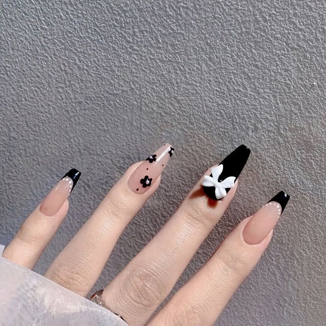 mẫu nail màu đen bóng đính nơ