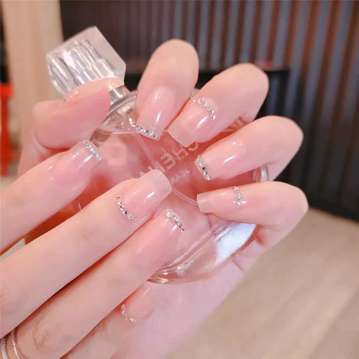 mẫu nail màu hồng nhạt 