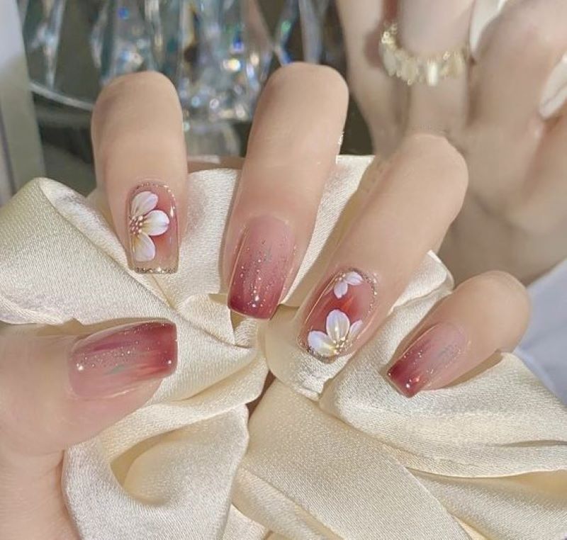 mẫu nail hoa bột nhẹ nhàng giúp đôi tay thanh thoát 