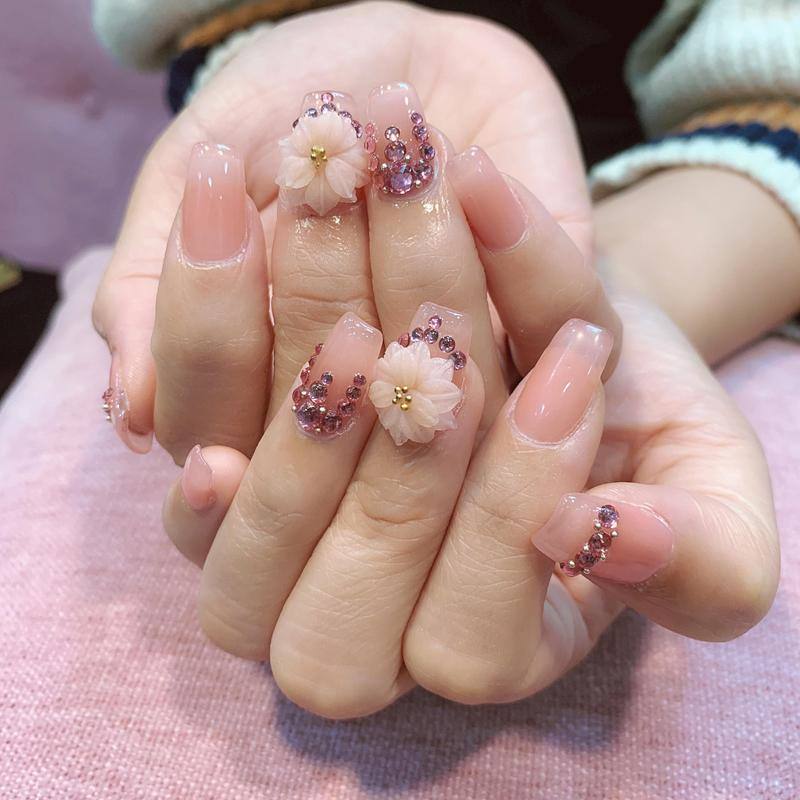 mẫu nail hoa bột ấn tượng với họa tiết hoa nổi đẹp mà độc đáo cho nàng phá cách 