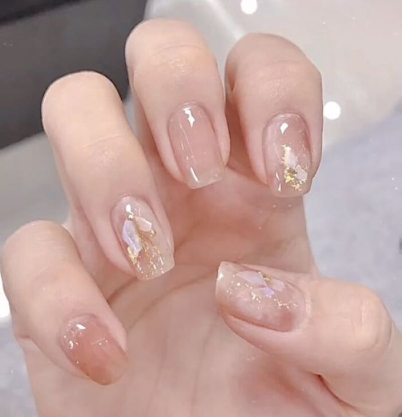 Nail thạch hoa ẩn xà cừ dịu dàng tôn đôi tay nàng 