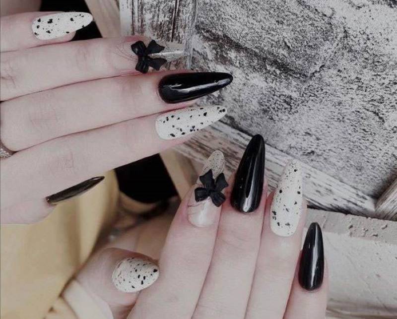 Độc lạ với mẫu nail màu đen trắng thu hút