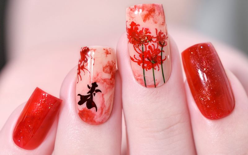 Mẫu nail hoa bỉ ngạn đỏ rực tạo sự nổi bật cho nàng 