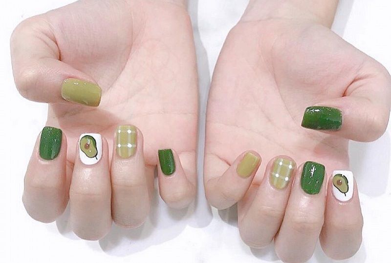 Nail bơ kết hợp màu sắc và hoạ tiết kẻ ô 