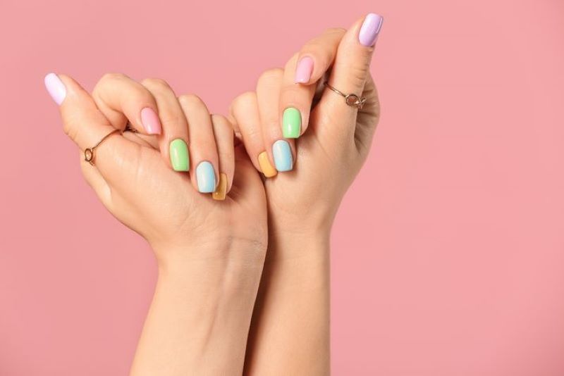 Các mẫu nail trơn nhiều màu tỏa sáng đôi bàn tay