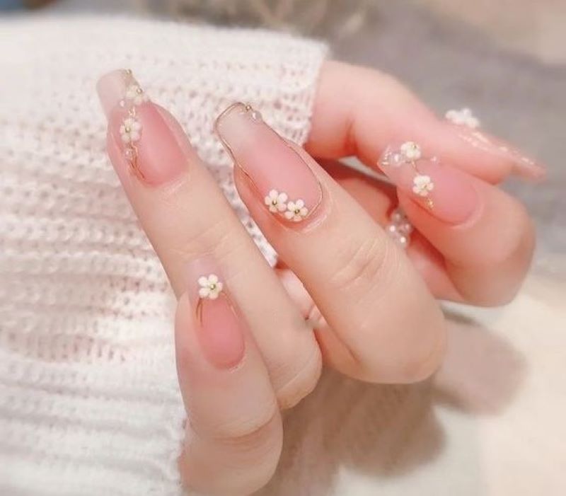 Tiểu thư quý phái với mẫu nail hoa đẹp cực kỳ dịu