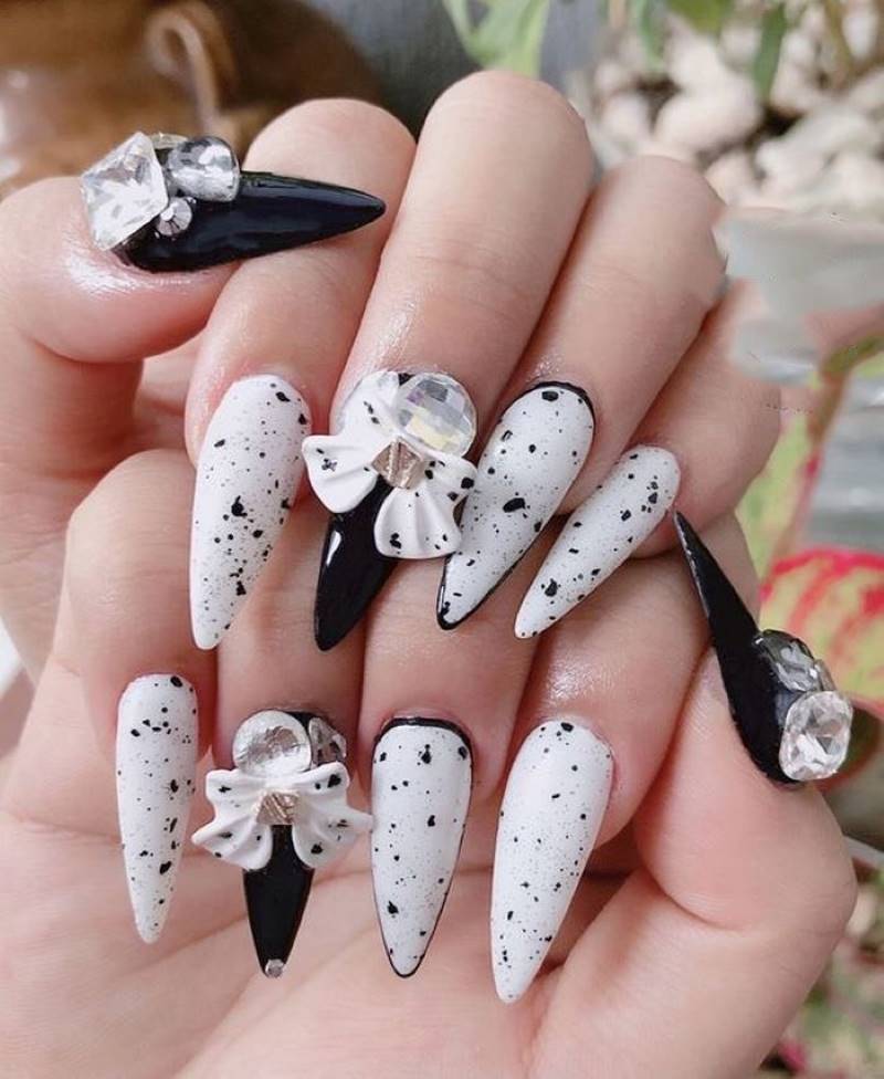 Mẫu nail đen trắng được thiết kế độc lạ kèm charm nơ cho đôi tay thanh lịch 