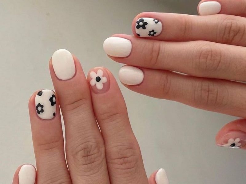 Mẫu nail đen trắng điểm xuyến hoa cute 