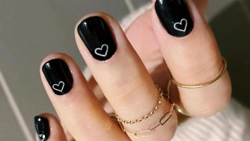 Nail đen điểm xuyến tái tim trắng đưn giản mà cuốn hút 