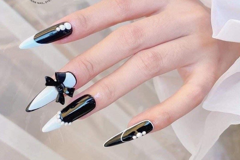 Quý phái với mẫu nail đen trắng charm nơ