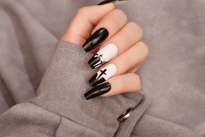 Mẫu nail đen trắng cá tính 