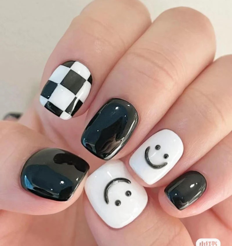 Mẫu nail đen trắng mặt cười 