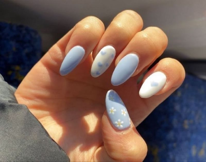 Nail đẹp kết hợp họa tiết hoa và trái tim