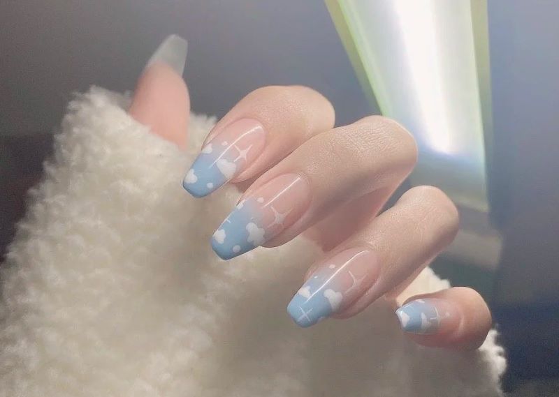 Vô cùng dễ thương với những mẫu nail xanh dương nhạt họa tiết đám mây