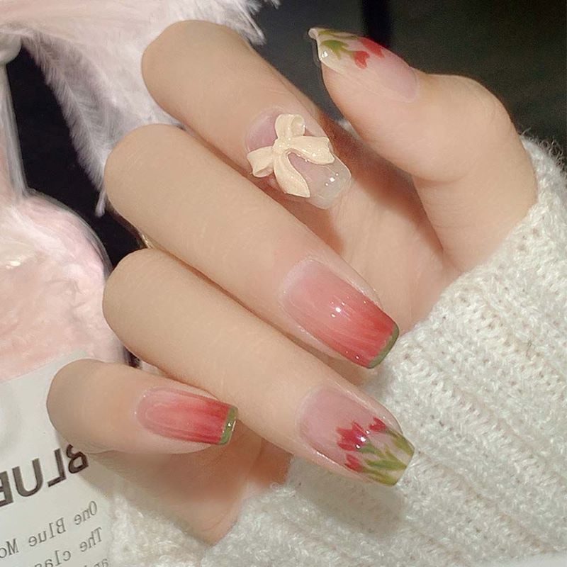 Cực dịu với mẫu nail hoa tulip đính charm nơ