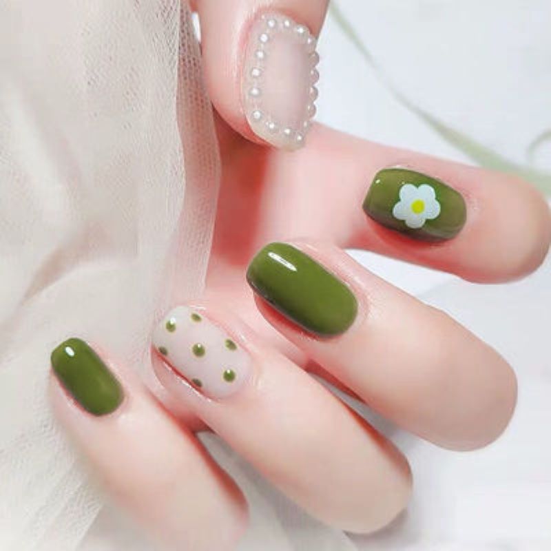 Nail xanh bơ kèm hoạ tiết hoa phối chấm bi