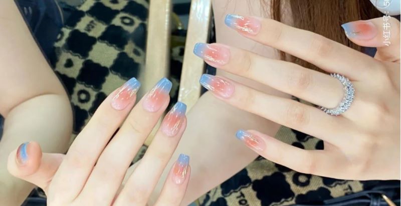 Nail xanh dương nhạt ombre hồng