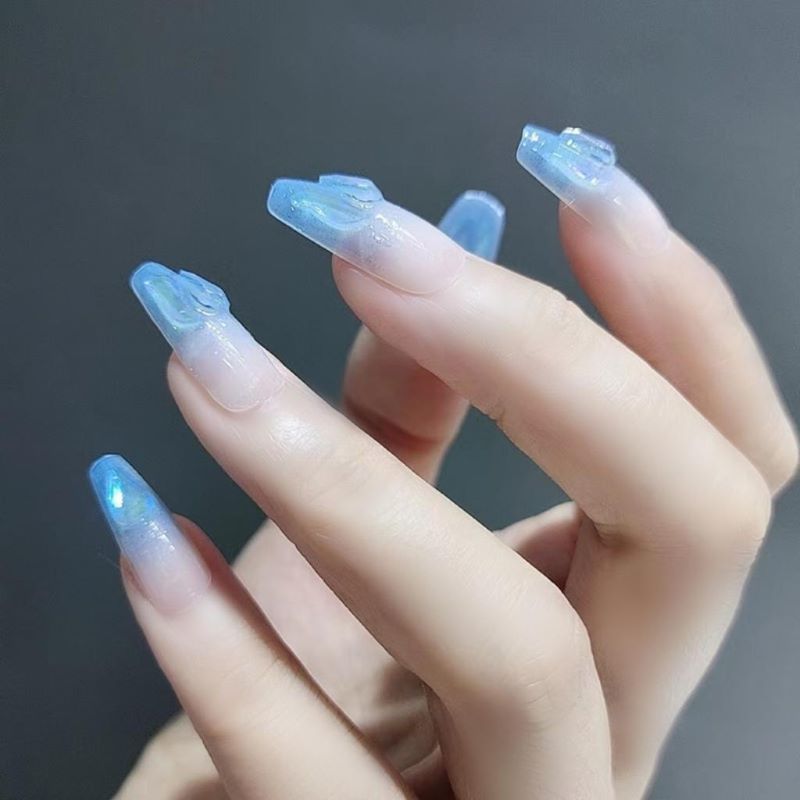 Sang trọng và quý phái với bộ nail màu xanh dương nhạt đính đá