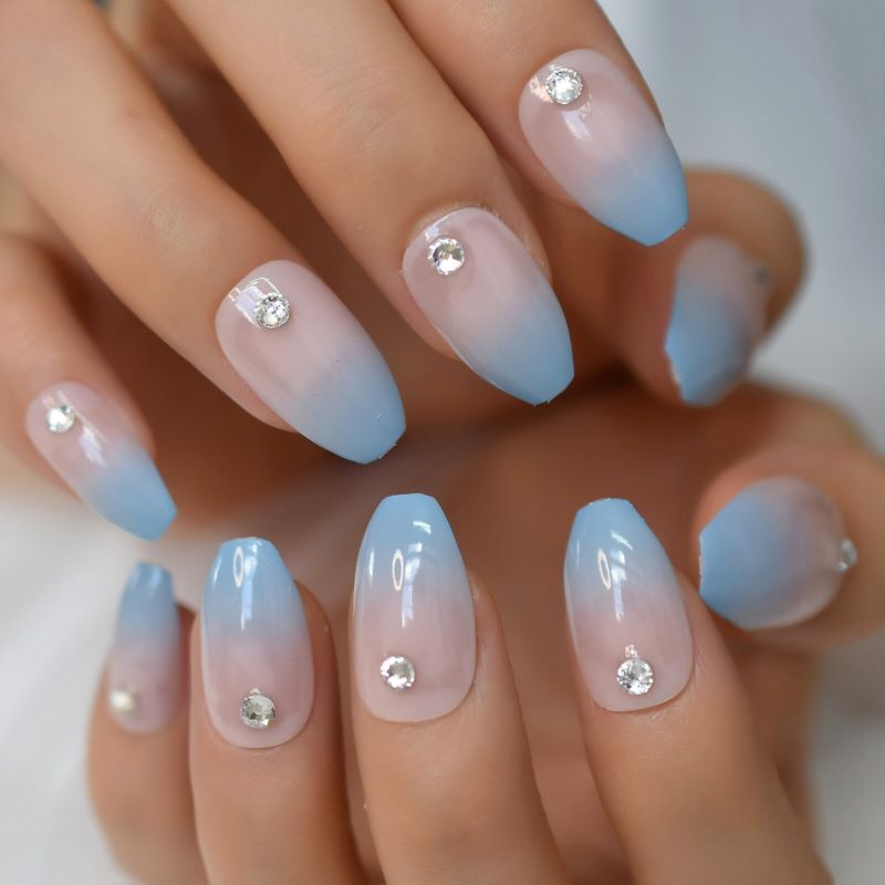  Kiểu nail xanh dương nhạt pha màu hồng dạng ombre 