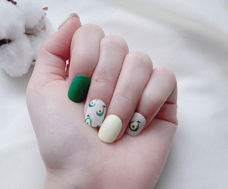 Mẫu nail quả bơ màu xanh trắng ấn tượng