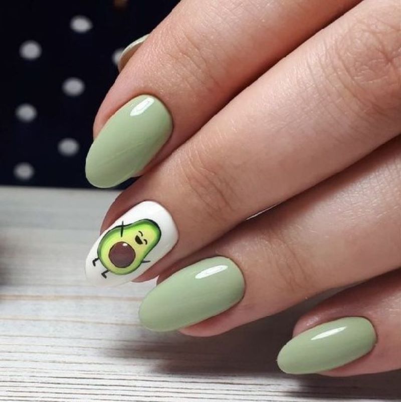 Mẫu nail bơ đơn giản với màu xanh bơ và họa tiết bơ ấn tượng