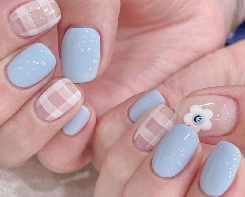 Nail xanh biển nhạt đẹp trang trí kẻ caro