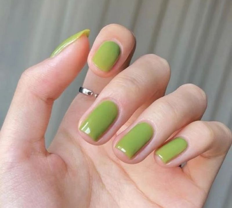 Kiểu nail màu xanh bơ trơn