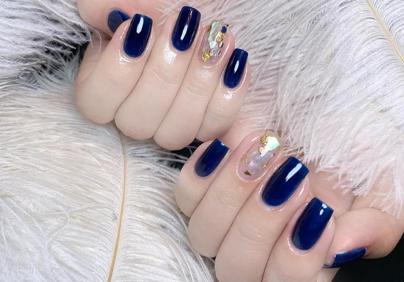 Kiểu nail xanh dương coban tạo nên sự quyến rũ và huyền bí