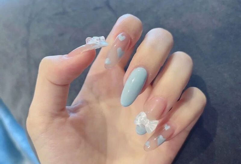 Trang trí mẫu nail xanh dương nhạt với những phụ kiện đá nhỏ xinh xắn 