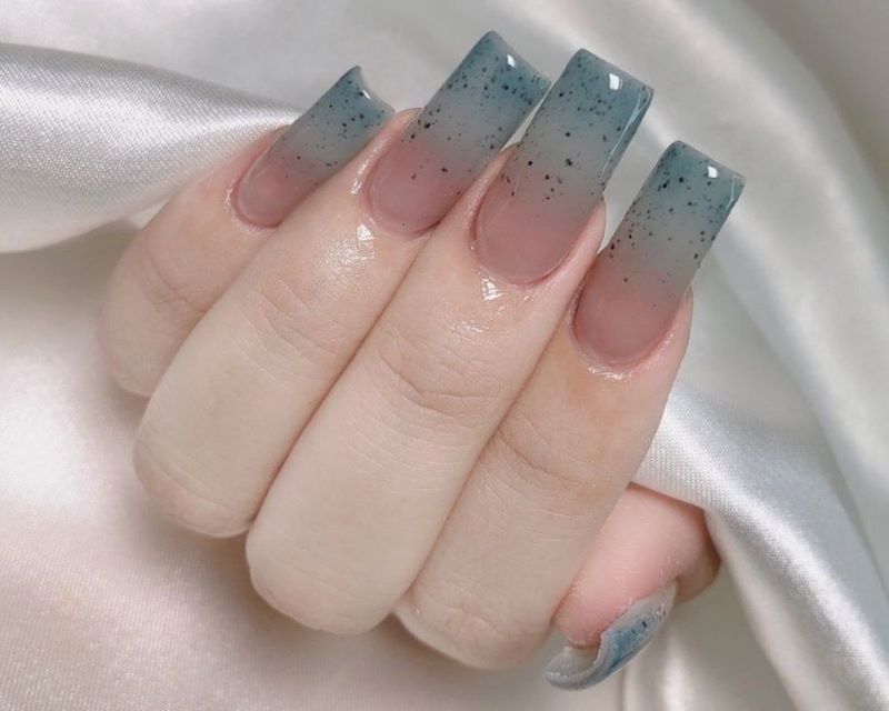 Trở nên ngọt ngào và dịu dàng với mẫu nail xanh dương nhạt pha hồng sơn thạch 