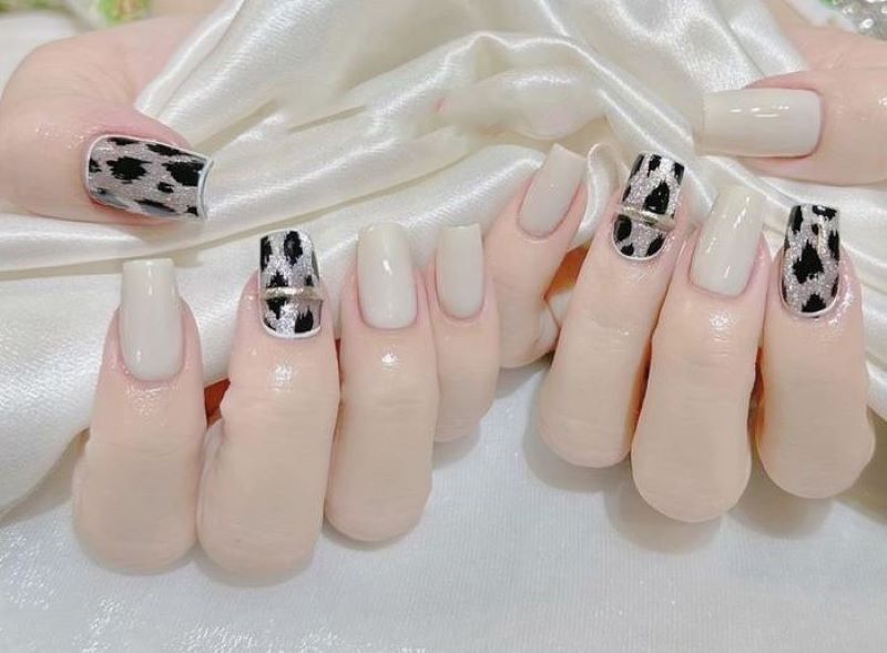 Mẫu nail sơn bóng đen trắng hoạ tiết da báo độc đáo ấn tượng 