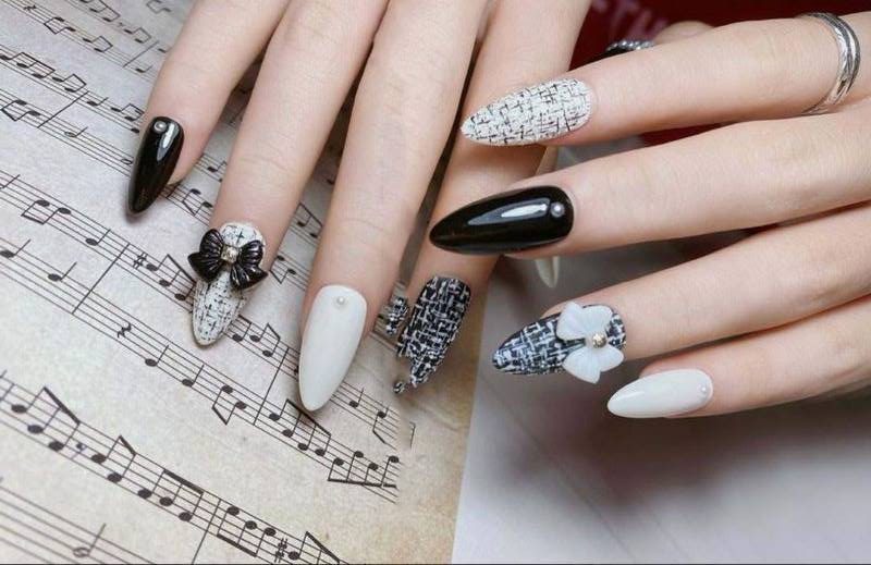 Mẫu nail đen trắng mix kim tuyến lấp lánh thêm sự cá tính