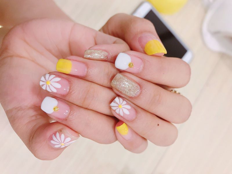 Mẫu vẽ nail hoa phối kim tuyến nhẹ nhàng