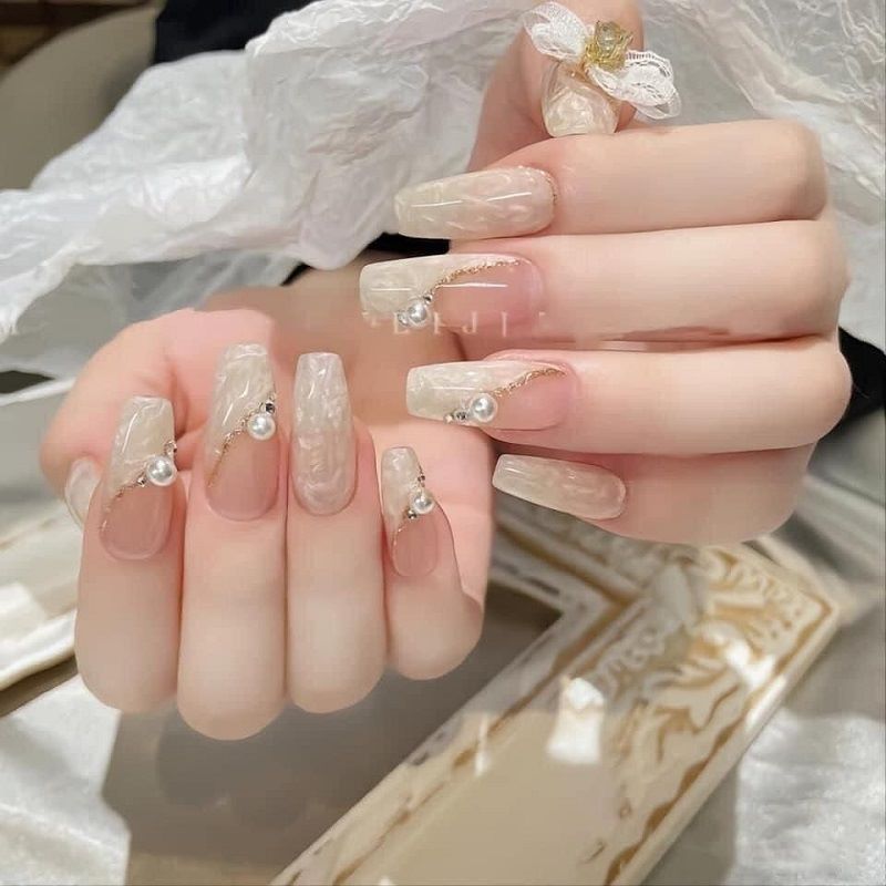 Mẫu nail đính ngọc trai