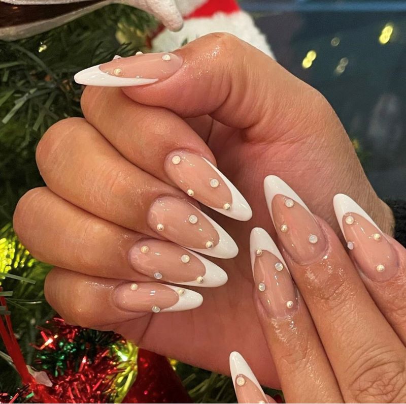 Mẫu nail đính ngọc trai