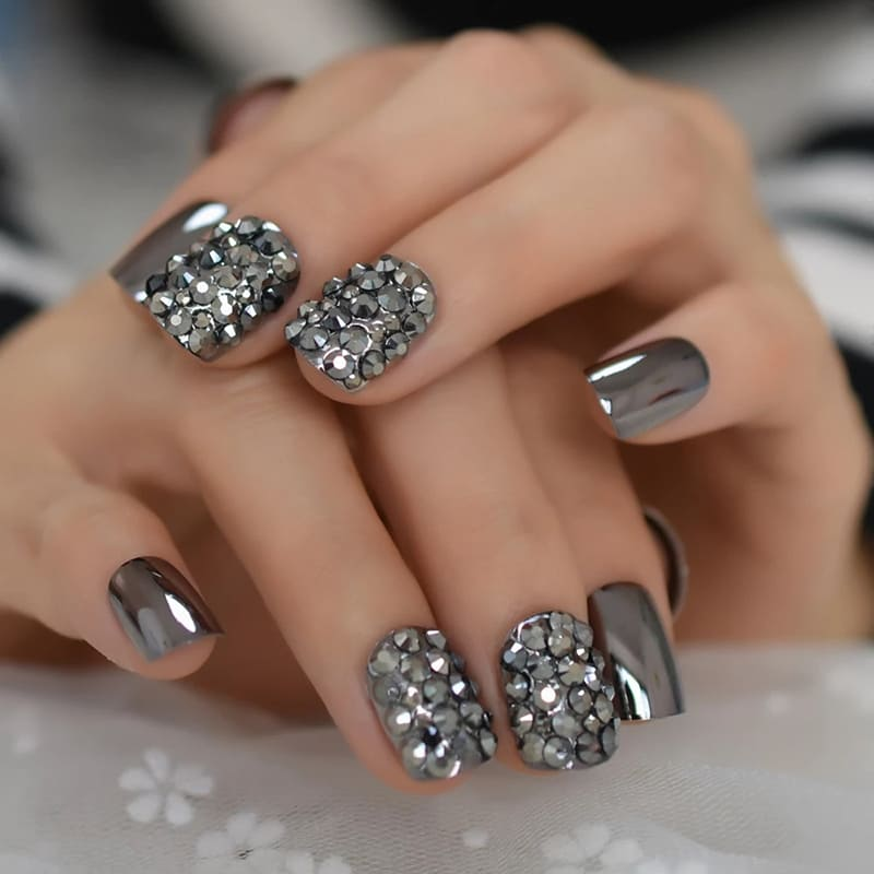 Nail tráng gương đính đá sang chảnh