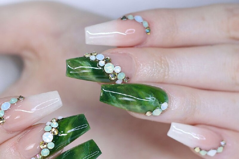 mẫu nail đính đá trendy