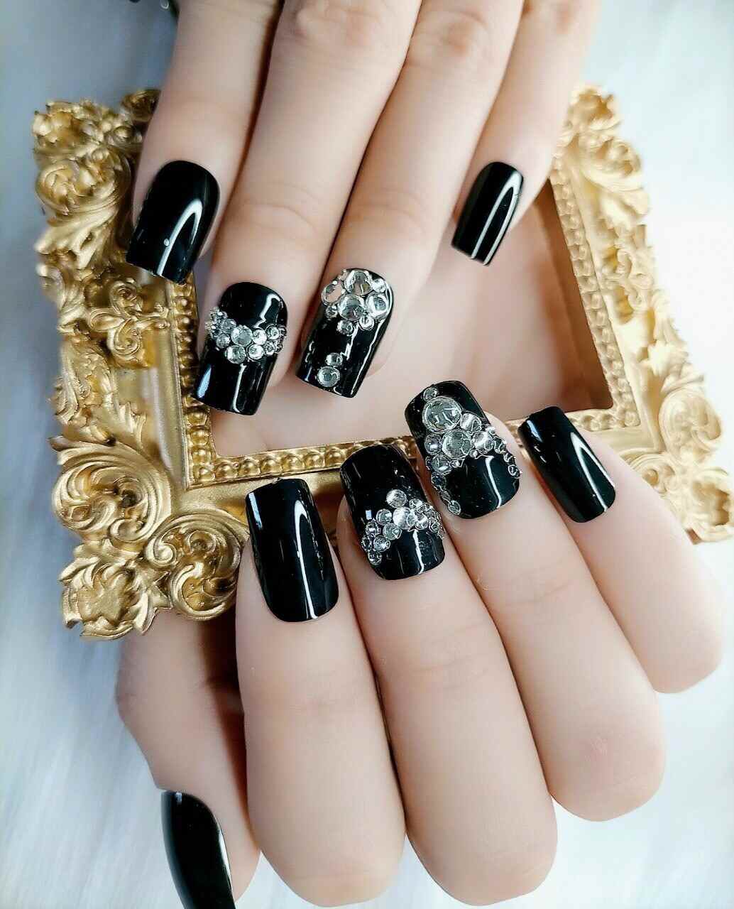 Sang trọng và đẳng cấp: xu hướng nail đen lên ngôi