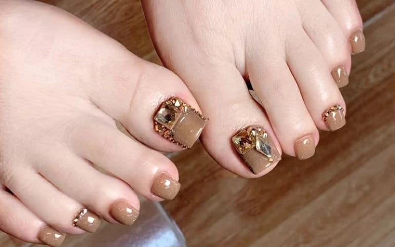 Mẫu nail chân màu nâu gợi cảm cho mùa thu