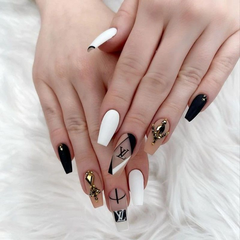 Mẫu nail LV biểu tượng thời trang độc đáo